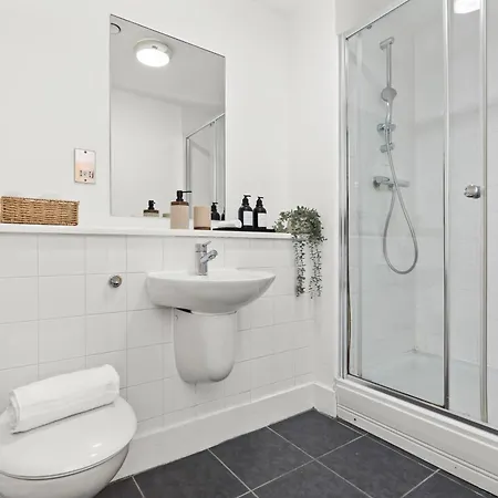 Arraeluxe, 2 Bedrooms 2 Bath Sleeps 5, Parking, Location By Utilita Arena, Icc, Broad Street, Brindley Place And Legoland Birmingham